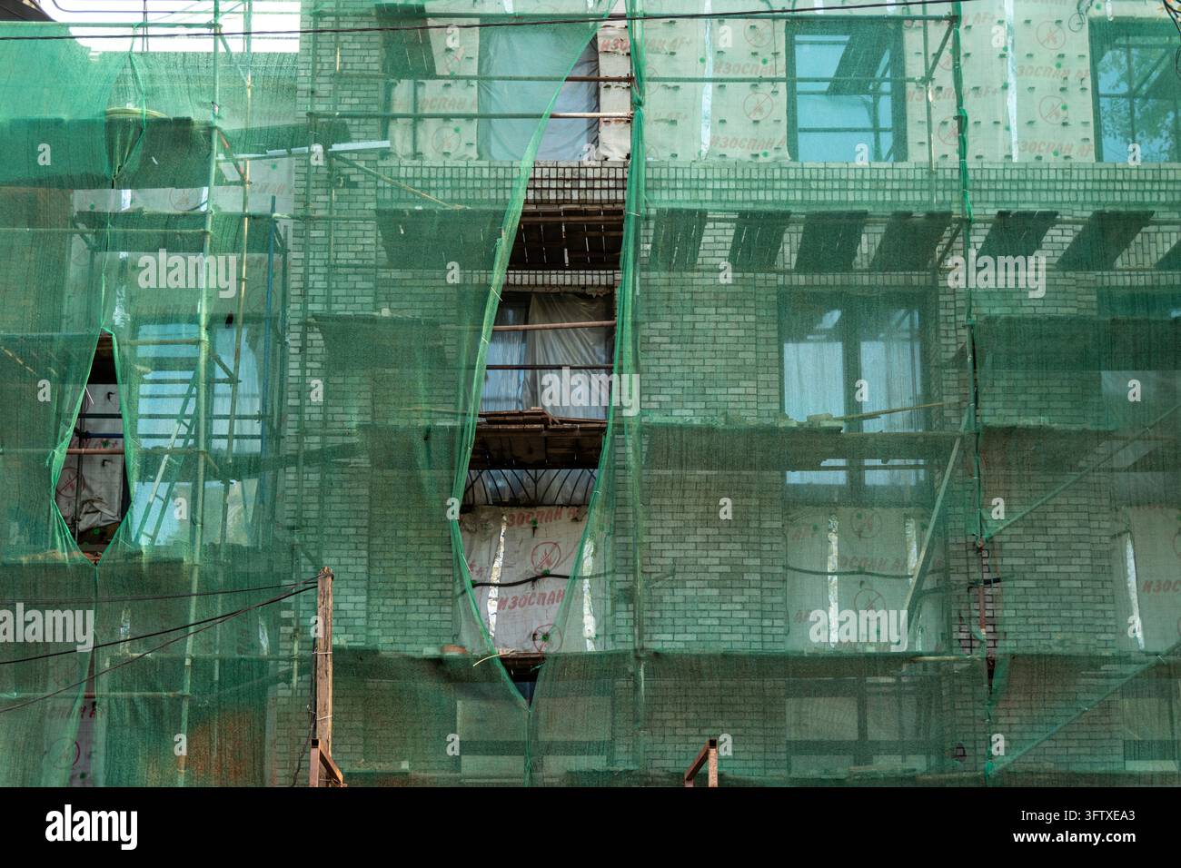Griglia di ponte coperta da una rete protettiva verde, primo piano Foto Stock