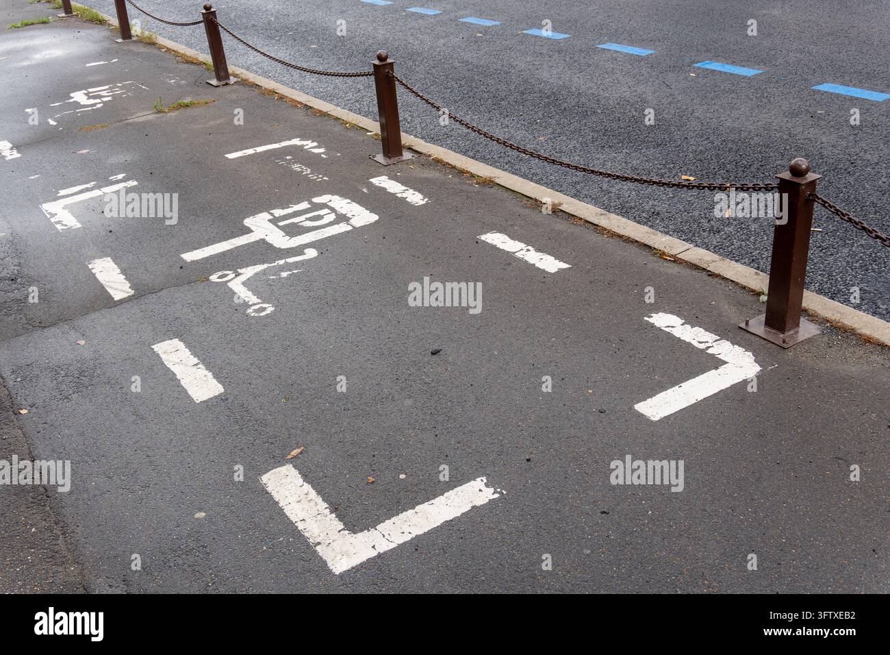 Zona di parcheggio per scooter elettrici segnalata sull'asfalto Foto Stock