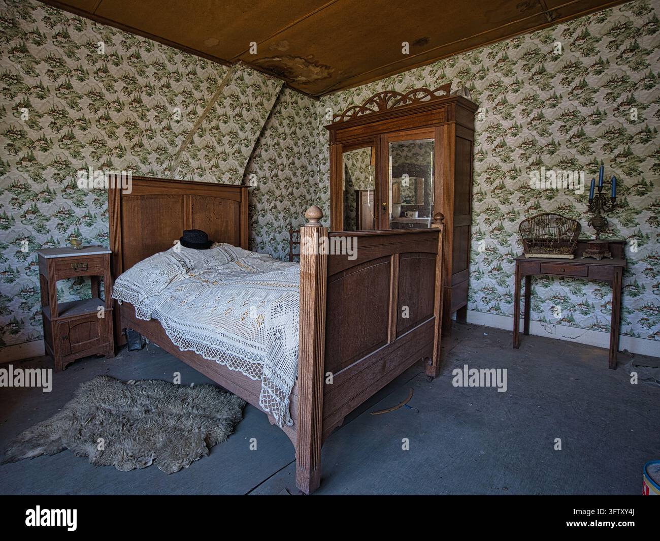 Una casa abbandonata completamente arredata e in stile antico in Belgio. Foto Stock