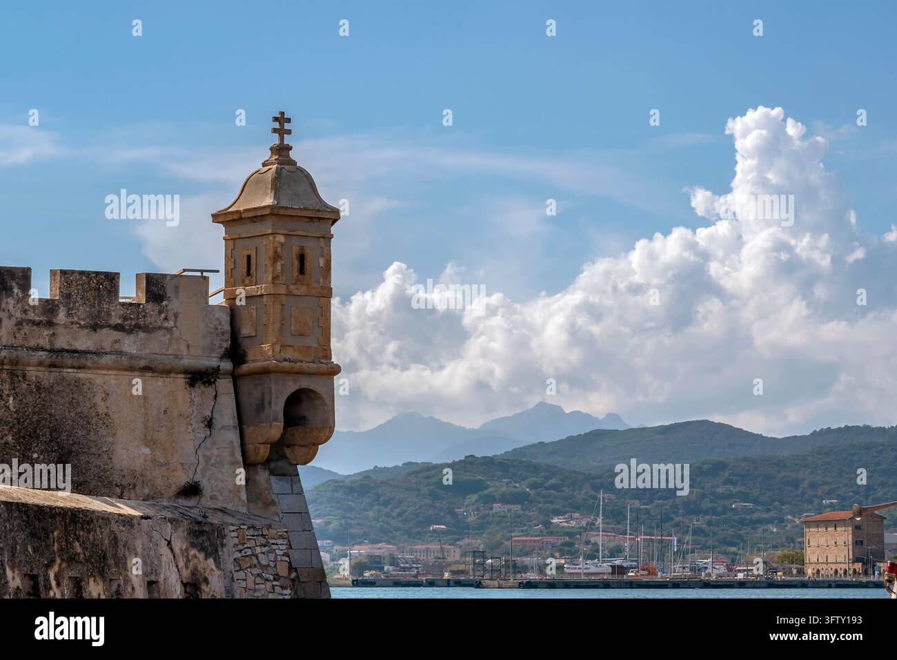 Una postazione di guardia situata all'angolo di un bastione fortificato a Portoferraio, sull'isola d'Elba, in Italia Foto Stock