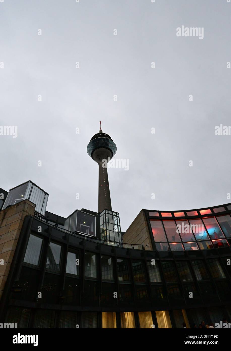 Rheinturm e Parlamento Statale a Düsseldorf durante l'ora blu, Germania Foto Stock
