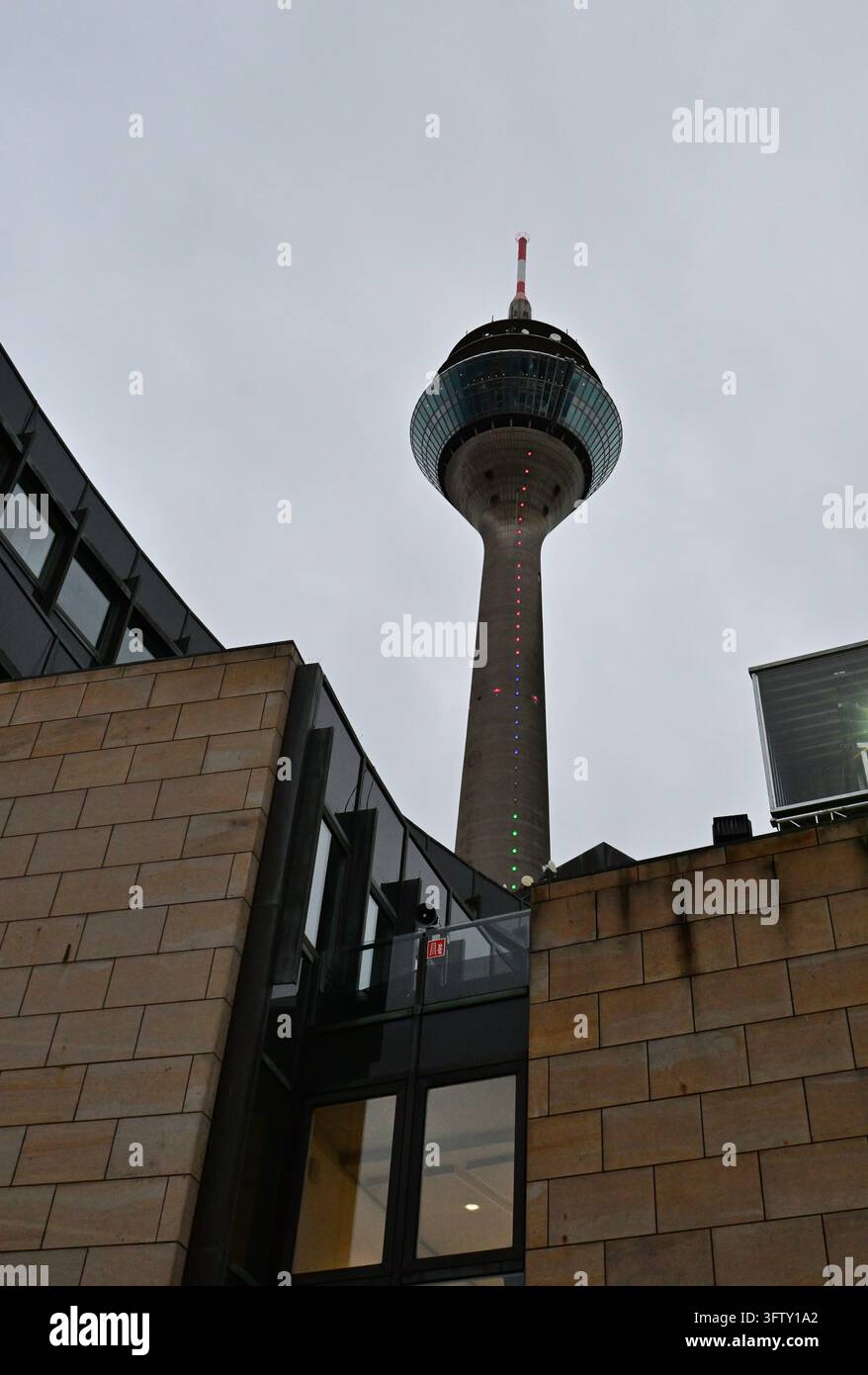 Rheinturm e Parlamento Statale a Düsseldorf durante l'ora blu, Germania Foto Stock