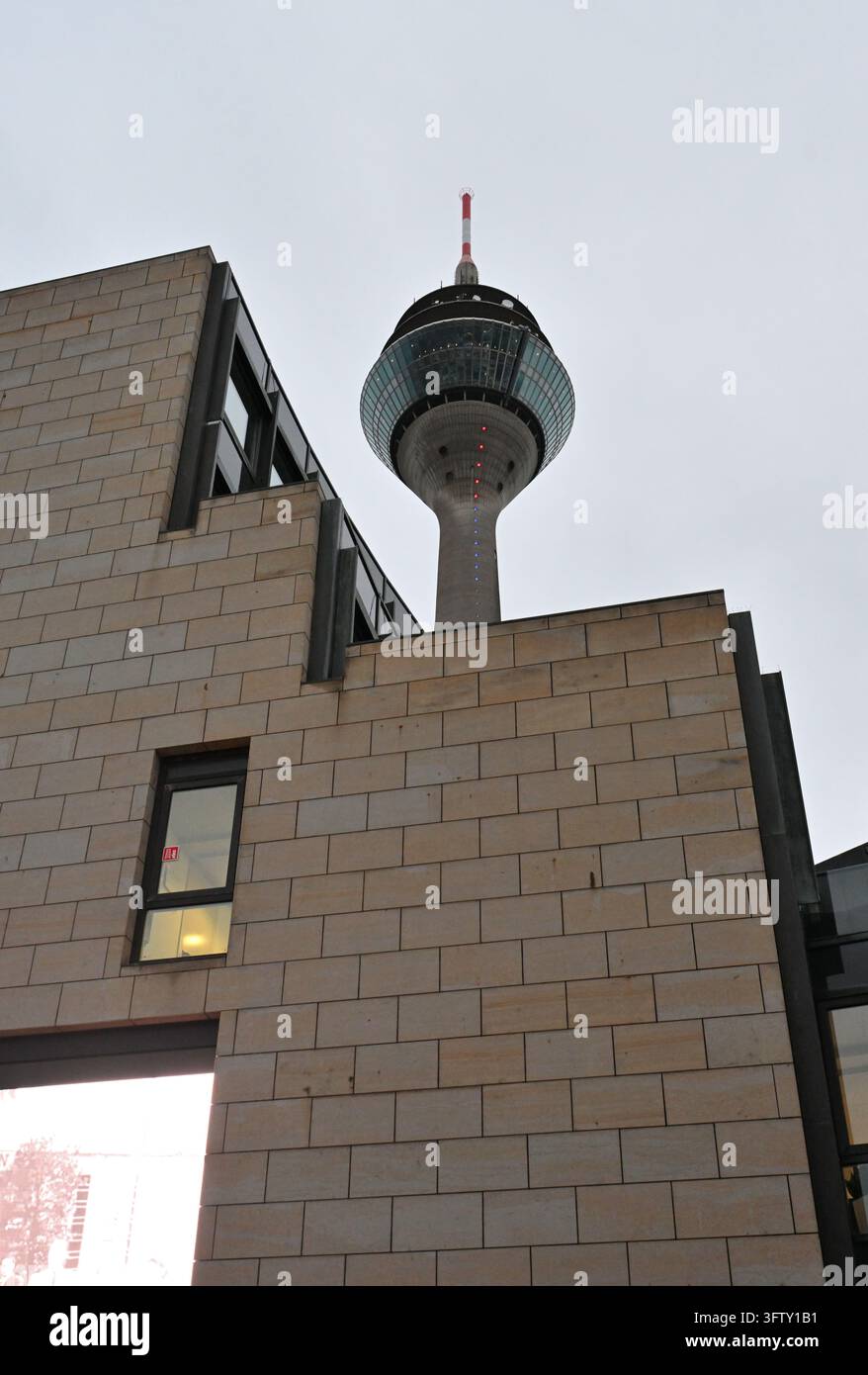 Rheinturm e Parlamento Statale a Düsseldorf durante l'ora blu, Germania Foto Stock