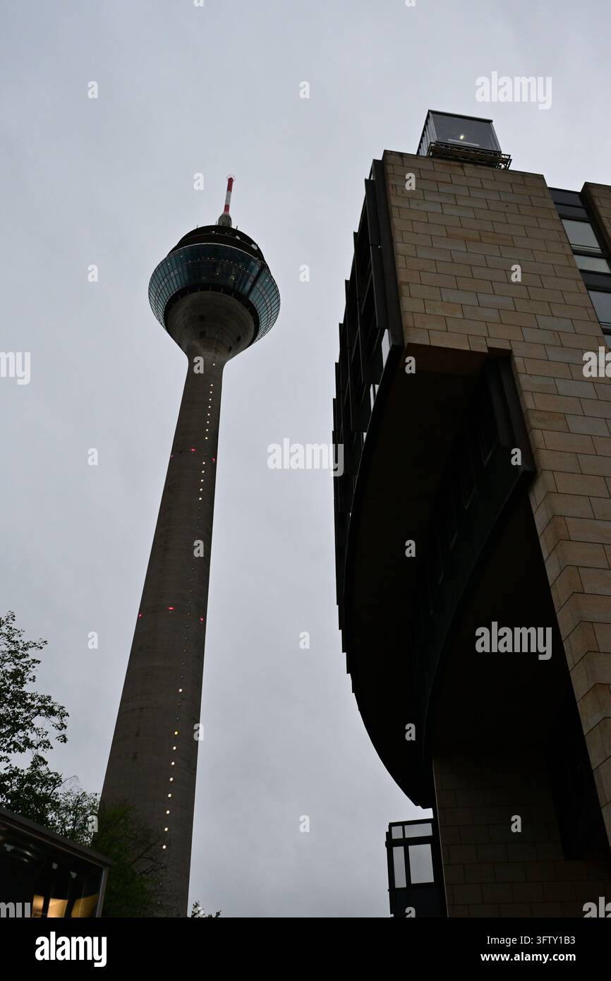Rheinturm e Parlamento Statale a Düsseldorf durante l'ora blu, Germania Foto Stock