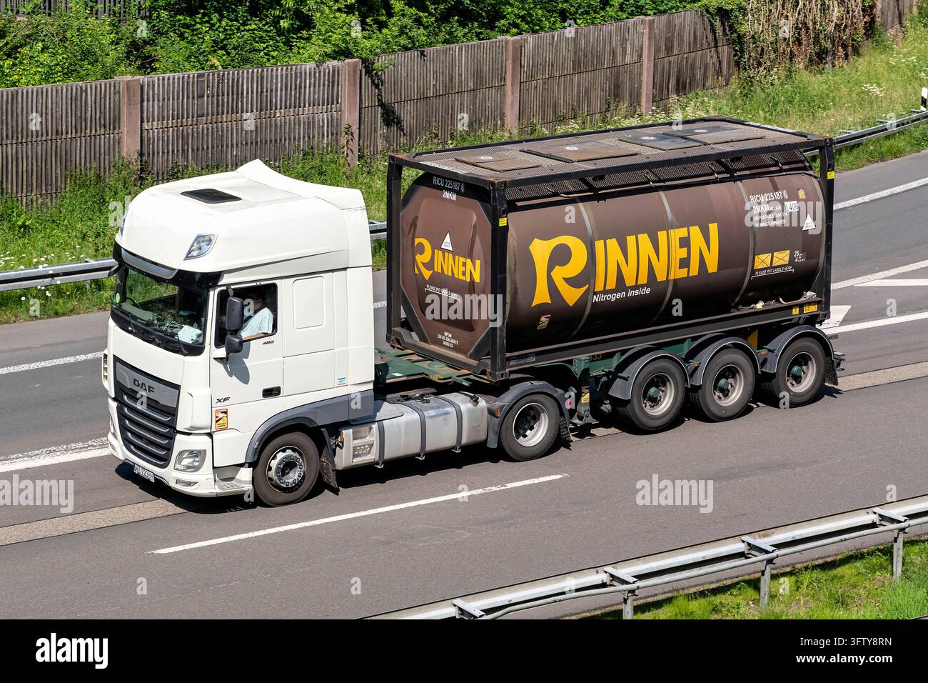 Camion DAF XF con contenitore serbatoio a scanalature in autostrada Foto Stock