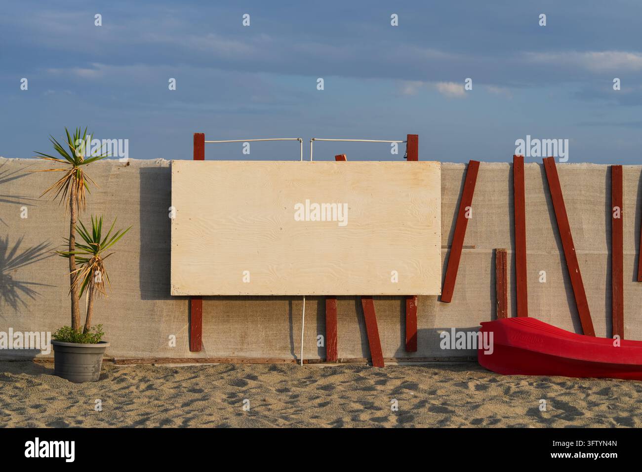 Pannello di compensato vuoto su una recinzione da spiaggia con spazio per il testo Foto Stock