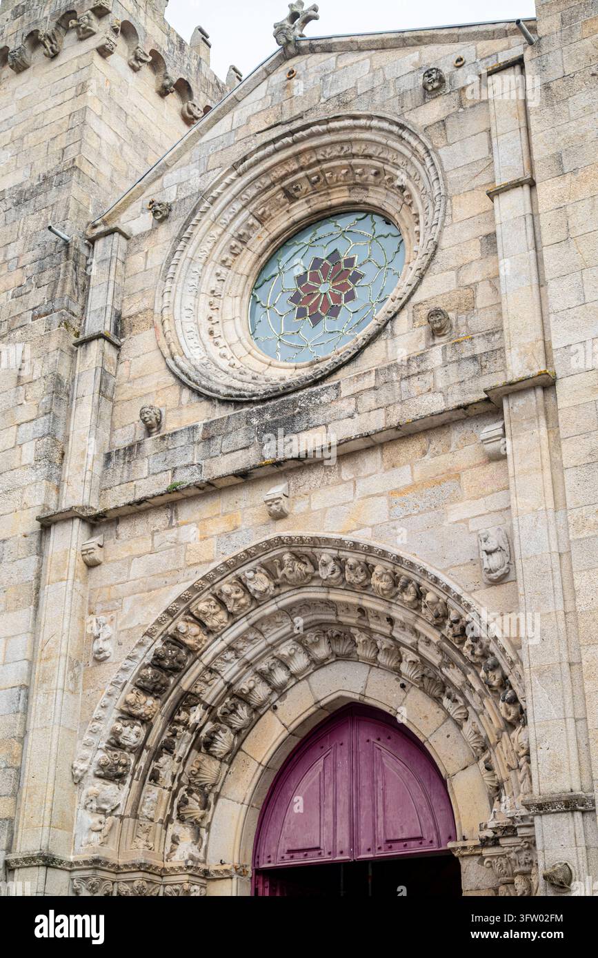 Esterno della storica cattedrale romanica di Viana do Castelo che mostra una facciata in granito in una giornata nuvolosa Foto Stock