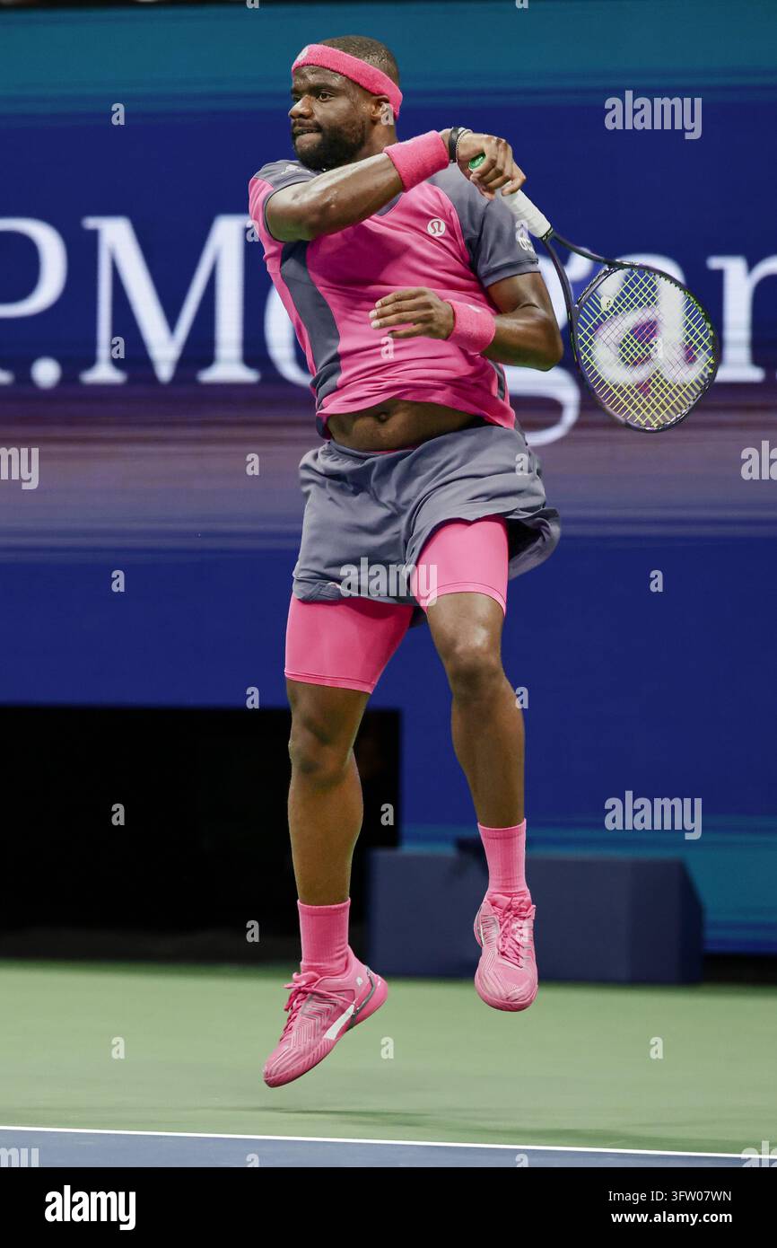 Giocatore di tennis americano Frances Tiafoe in azione agli US Open Championships 2026, USTA Billie Jean King National Tennis Center, Flushing Meadows, Ne Foto Stock