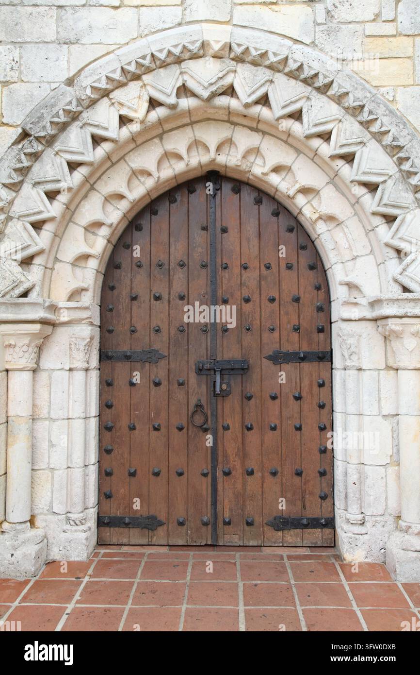 Il Monastero Spagnolo Antico, o Chiesa di San Bernardo di Chiaravalle, è un edificio medievale storico situato a North Miami Beach, Florida, USA. Foto Stock
