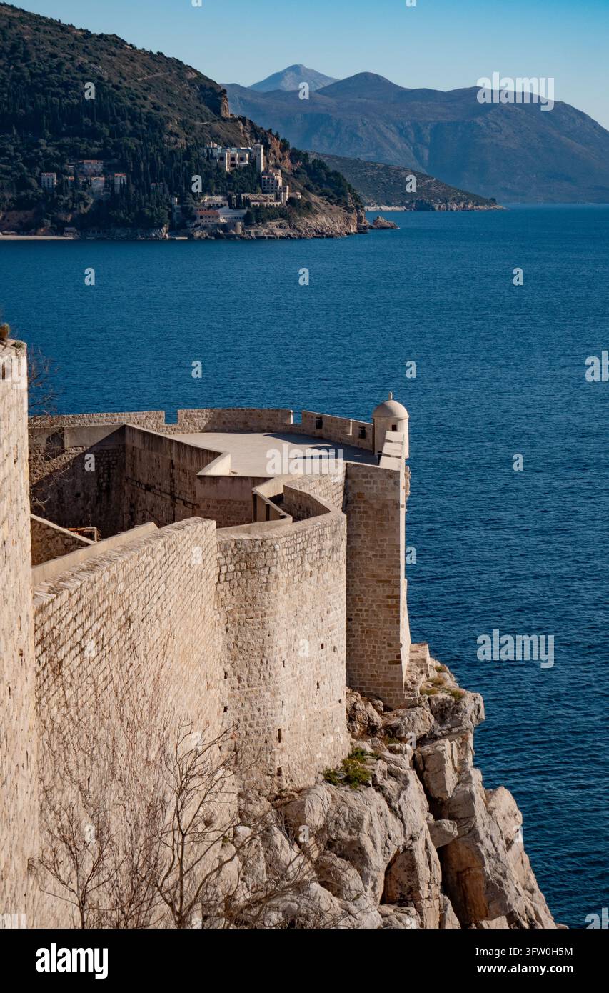 Mura medievali di Dubrovnik e fortezza costiera che si affaccia sul mare Adriatico, Croazia Foto Stock