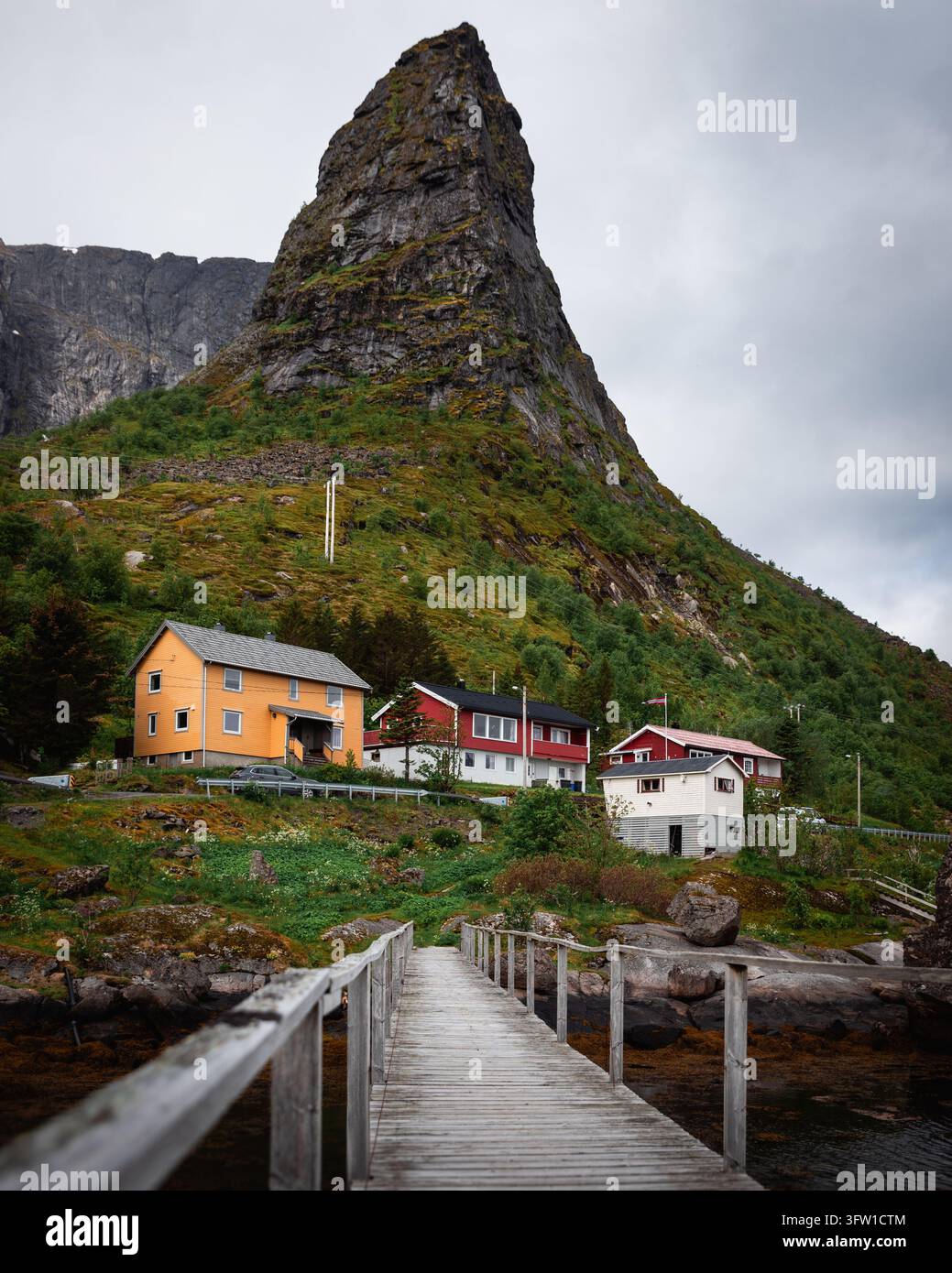 Esplorazione dello scenario naturale mozzafiato e dei paesaggi drammatici del Nord Europa Foto Stock