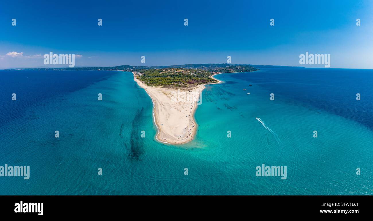 Vista ampia della spiaggia di Possidi sotto un cielo blu profondo, Calcidica, Grecia Foto Stock