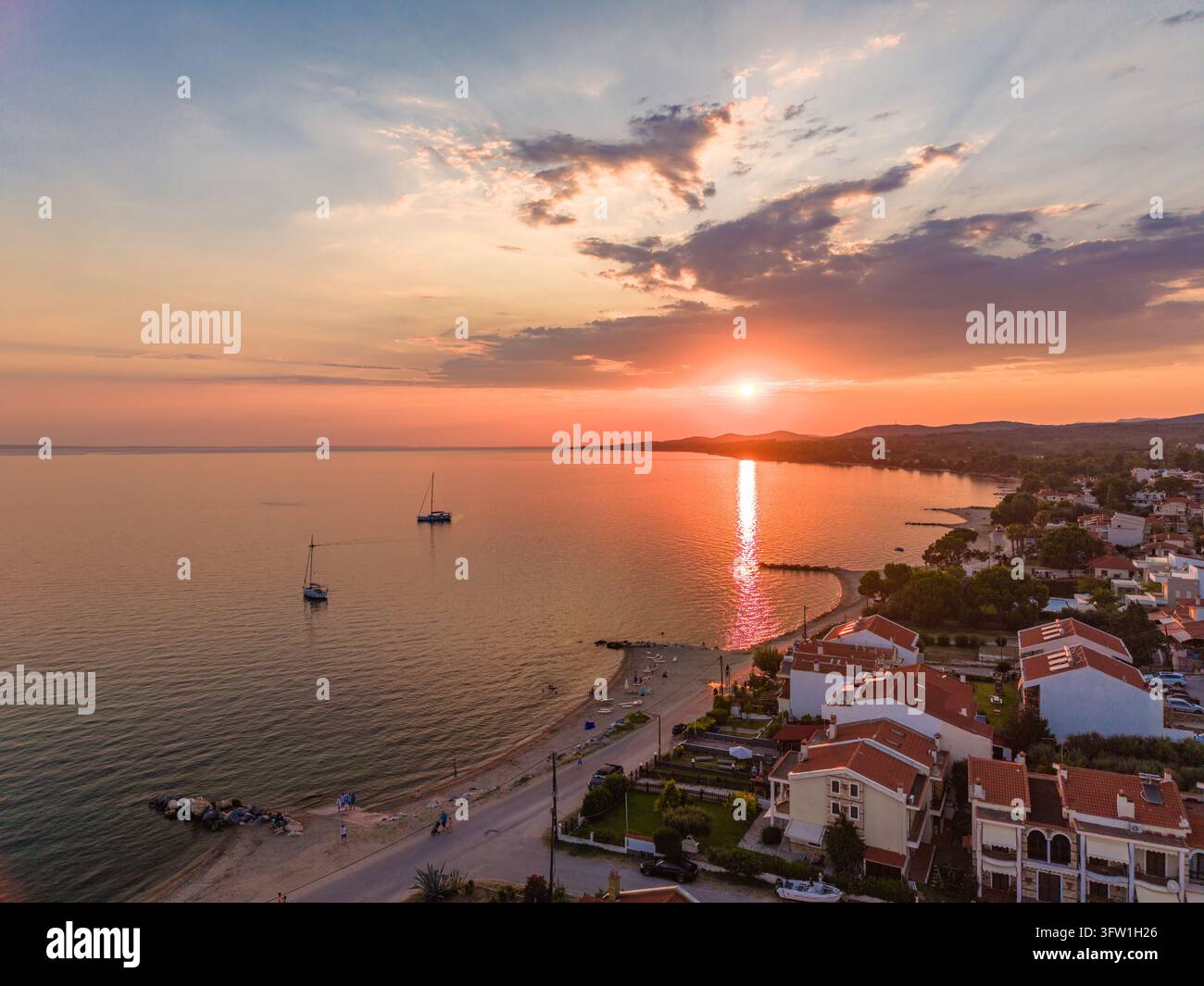 Barche a vela ancorate al largo della spiaggia, Nikiti, Sithonia, Chalkidiki, Grecia Foto Stock