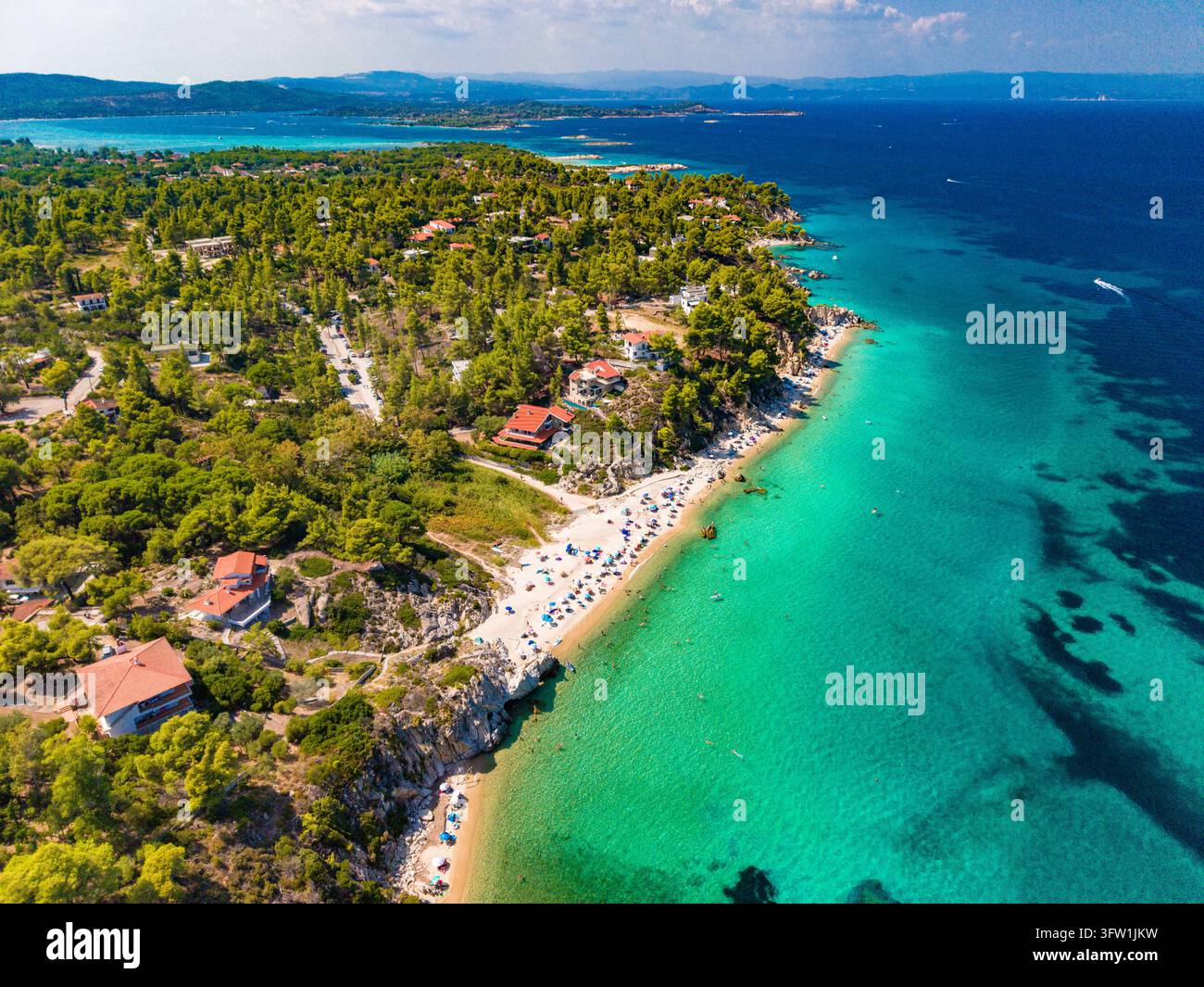 Caletta rocciosa e risacca delle barche, spiagge di Manos e Fava, Calcidica, Grecia Foto Stock