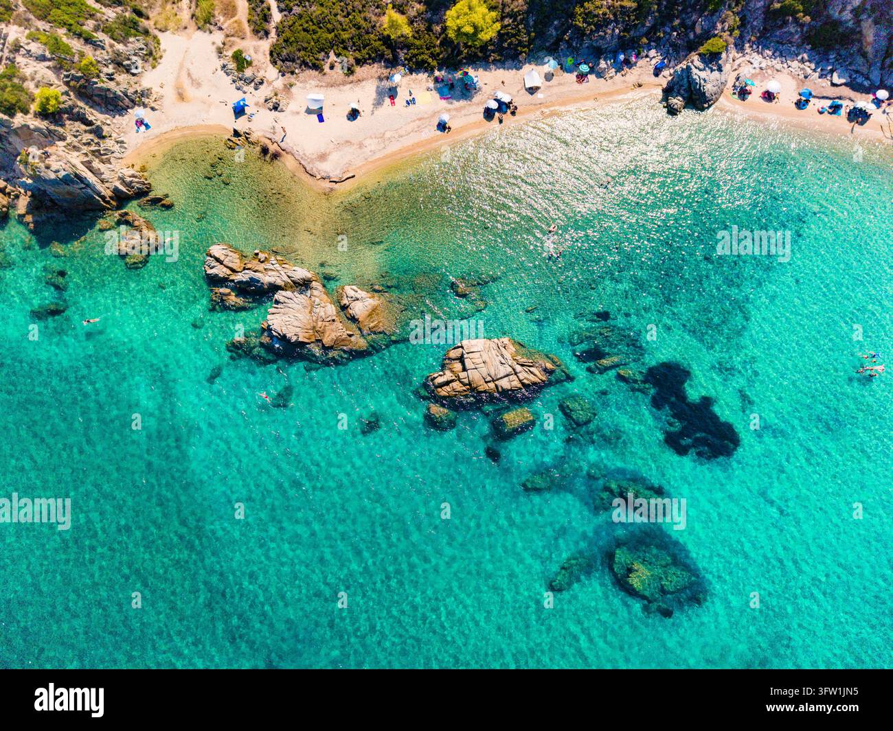 Tende da spiaggia e massi dall'alto, spiaggia di Fava, Calcidica, Grecia Foto Stock
