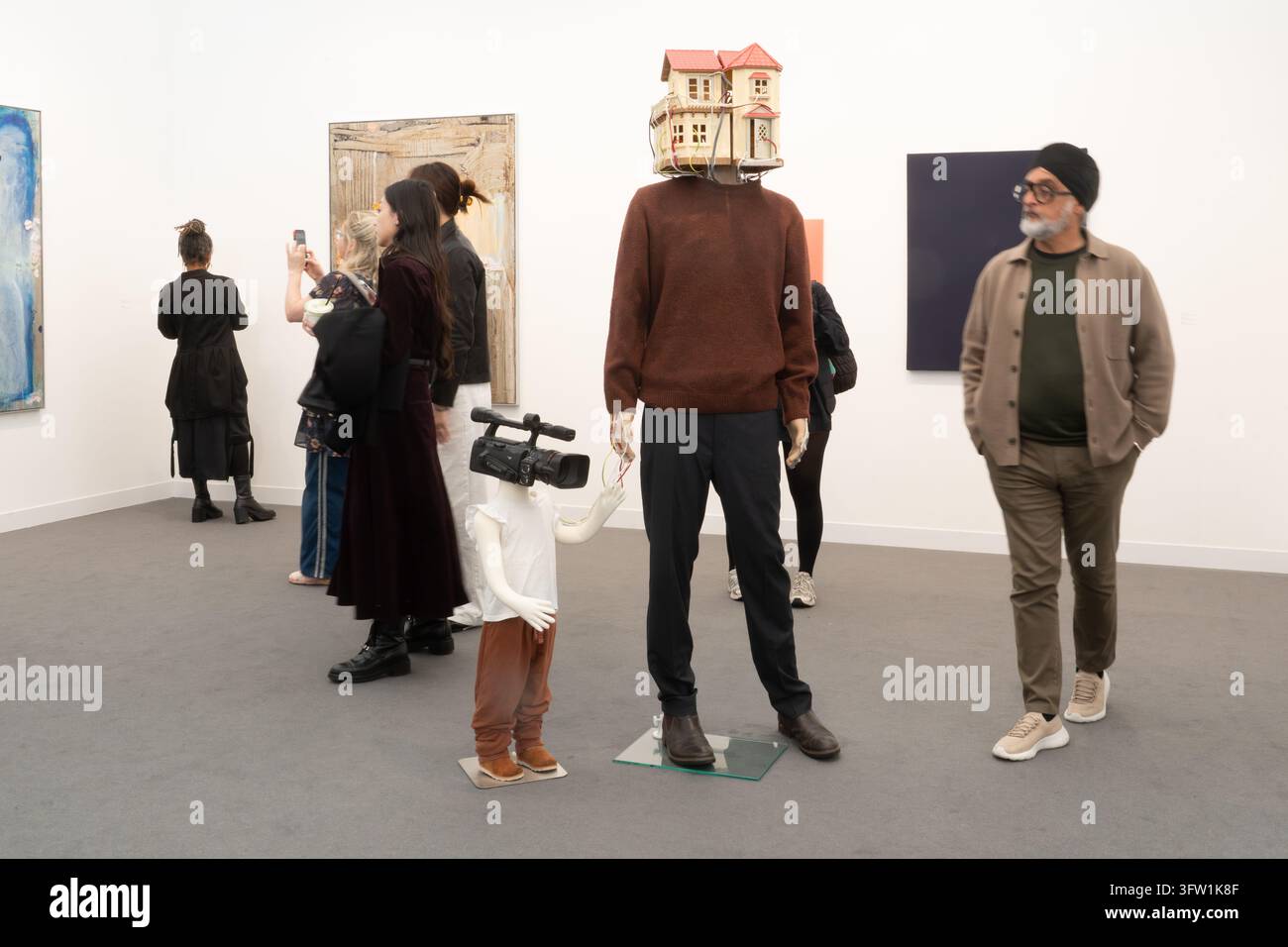 Londra, Regno Unito. 17 ott 2026. I visitatori osservano case delle bambole surrealiste e sculture con teste a forma di fotocamera per sperimentare l'arte. Questo è a Frieze London Credit: Mickey Lee/Alamy Live News Foto Stock