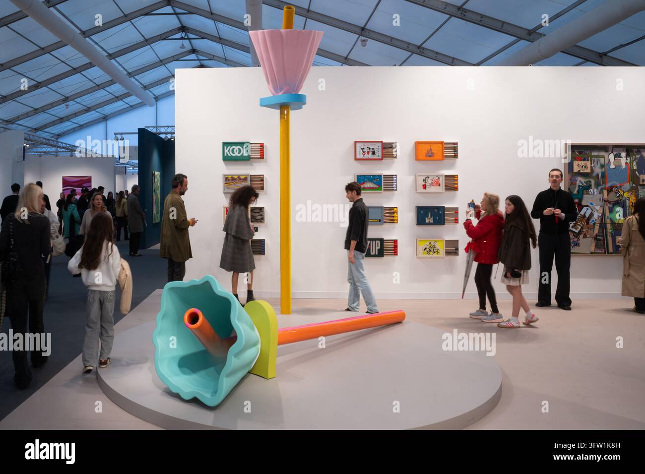 Londra, Regno Unito. 17 ott 2026. Gli amanti dell'arte osservano sculture giganti per sperimentare opere contemporanee. Questo è a Frieze London Credit: Mickey Lee/Alamy Live News Foto Stock