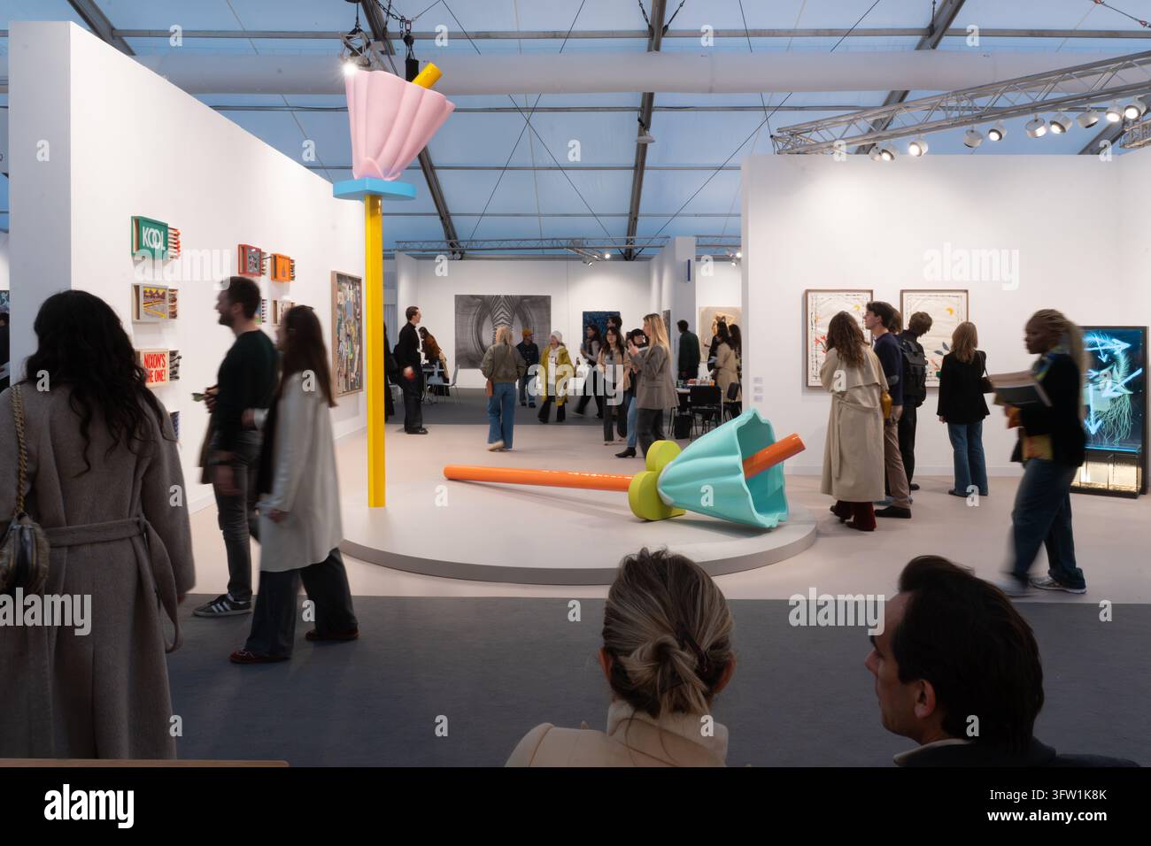 Londra, Regno Unito. 17 ott 2026. I visitatori osservano sculture contemporanee per esplorare l'arte moderna. Questo è a Frieze London nel Regent's Park Credit: Mickey Lee/Alamy Live News Foto Stock
