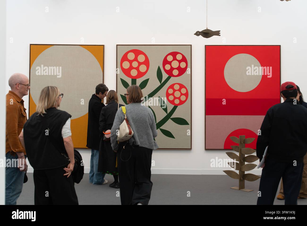 Londra, Regno Unito. 17 ott 2026. Gli amanti dell'arte osservano dipinti contemporanei per sperimentare l'arte moderna. Questo è alla Frieze London, Regent's Park. Credit: Mickey Lee/Alamy Live News Foto Stock