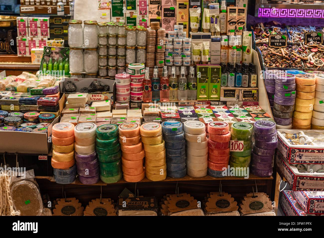 Turchia, Istanbul 2025 10 03: Esposizione vivace di saponi colorati tradizionali fatti a mano e cosmetici naturali in una bancarella di mercato locale, a livello degli occhi w... Foto Stock