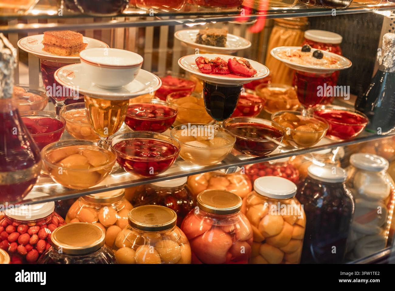 Turchia, Istanbul 2025 10 03: Dessert turchi tradizionali, conserve e marmellate di frutta esposti in una vetrina, ripresa in prospettiva a livello degli occhi. Foto Stock