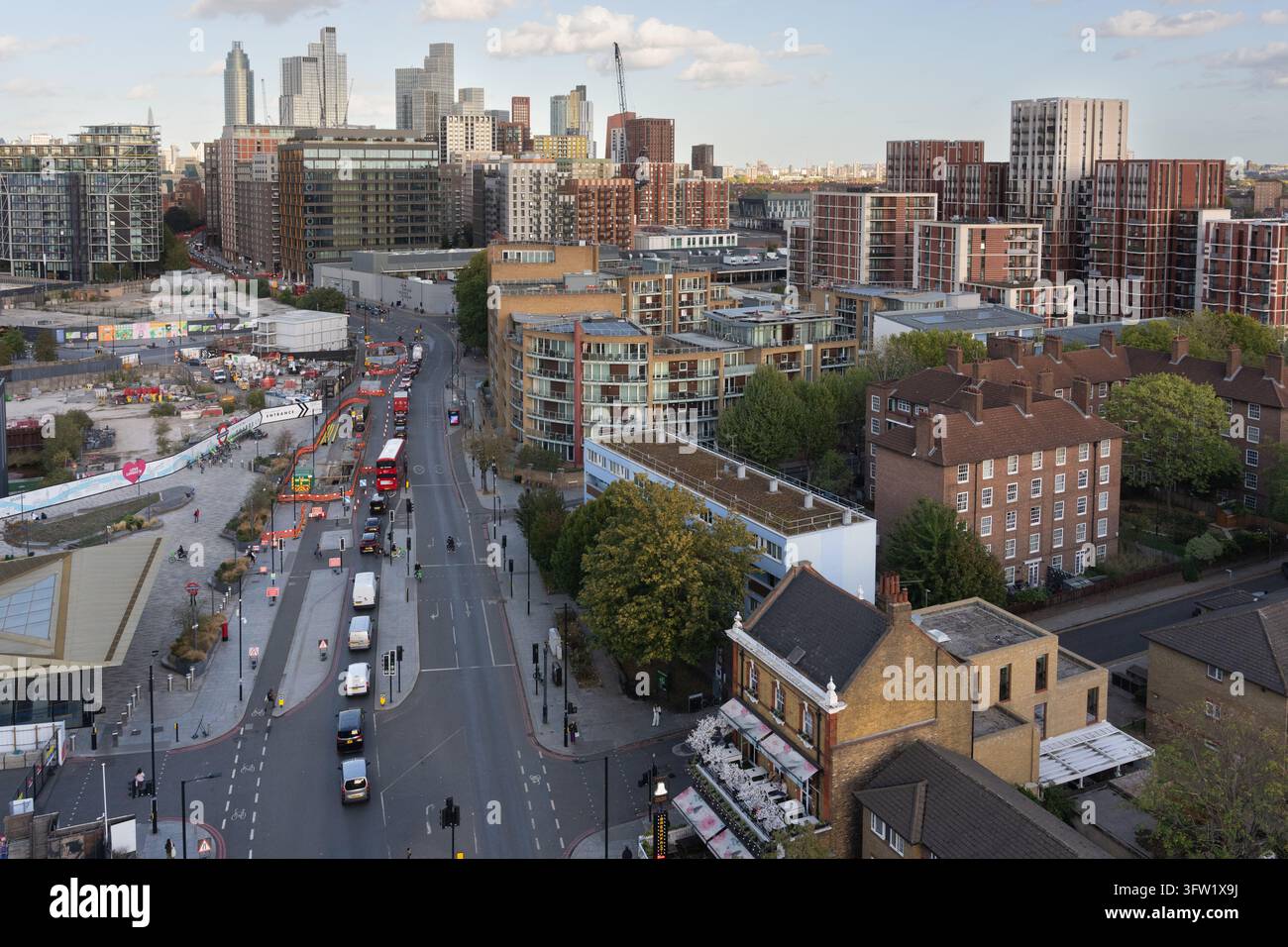 I pendolari passano per i lavori stradali per attraversare la città. Questo è stato scattato alla Battersea Power Station di Londra. Foto Stock