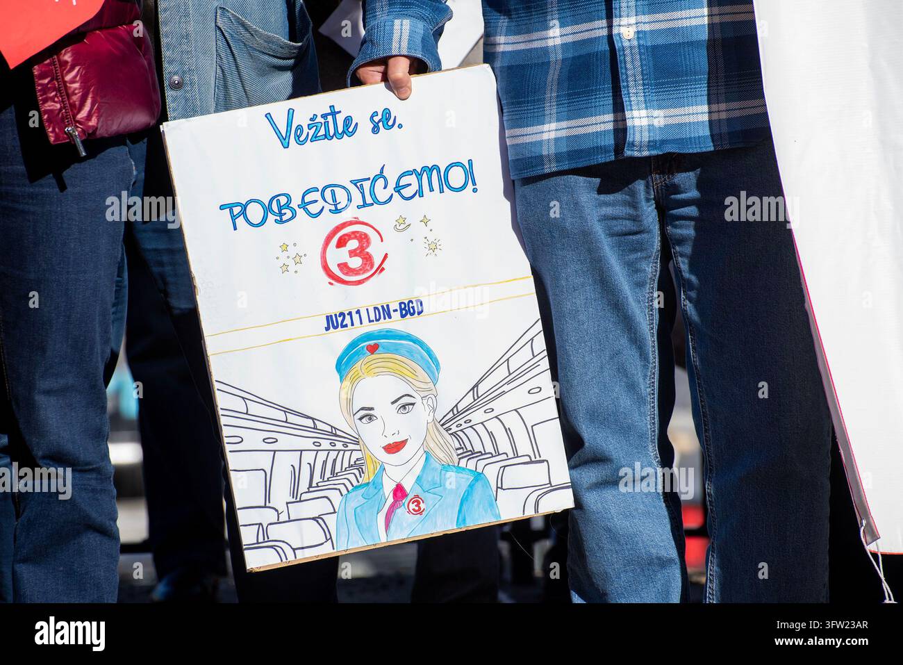 Londra, Grande Londra, Regno Unito. 17 ottobre 2026. I sostenitori del partito di opposizione serbo si sono radunati fuori dalla Tate Modern a Londra, Regno Unito. I manifestanti hanno tenuto il loro ricordo mensile annuale per quelle 16 persone che sono state uccise il 1° novembre 2024 dalla tettoia in cemento della stazione ferroviaria principale di Novi Sad, in Serbia. I partiti di opposizione ritengono responsabile il partito al potere, il Partito Progressista Serbo, dell'incidente mortale. Un altro motivo era l'imminente elezione che si svolgerà il 25 ottobre 2026 in Serbia. (Credito immagine: © Krisztian Elek/ZUMA Press Wire) USO EDITORIALE SOLO Foto Stock