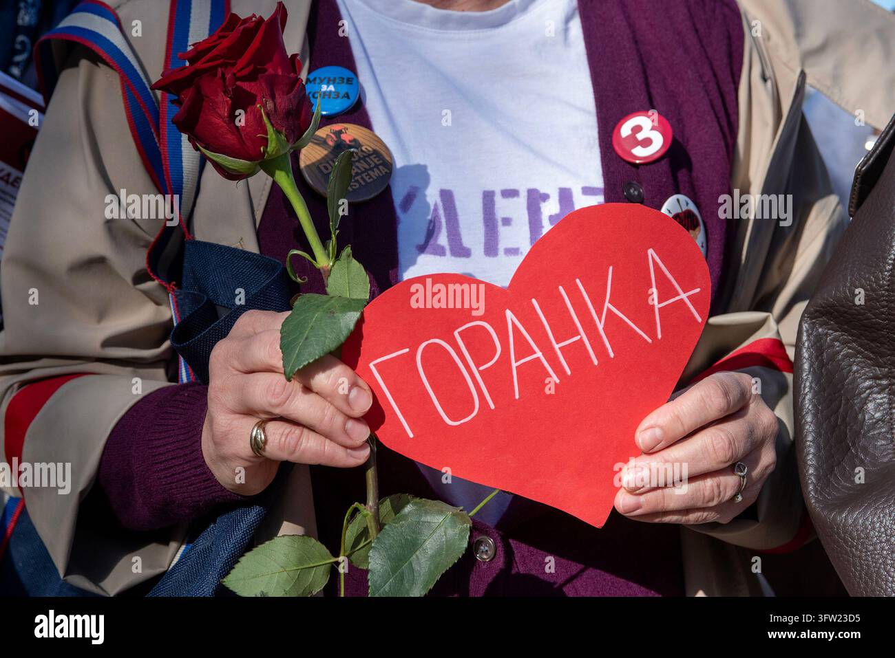 Londra, Grande Londra, Regno Unito. 17 ottobre 2026. I sostenitori del partito di opposizione serbo si sono radunati fuori dalla Tate Modern a Londra, Regno Unito. I manifestanti hanno tenuto il loro ricordo mensile annuale per quelle 16 persone che sono state uccise il 1° novembre 2024 dalla tettoia in cemento della stazione ferroviaria principale di Novi Sad, in Serbia. I partiti di opposizione ritengono responsabile il partito al potere, il Partito Progressista Serbo, dell'incidente mortale. Un altro motivo era l'imminente elezione che si svolgerà il 25 ottobre 2026 in Serbia. (Credito immagine: © Krisztian Elek/ZUMA Press Wire) USO EDITORIALE SOLO Foto Stock