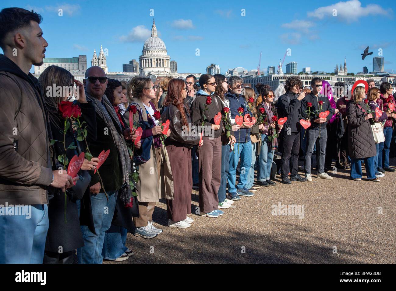 Londra, Grande Londra, Regno Unito. 17 ottobre 2026. I sostenitori del partito di opposizione serbo si sono radunati fuori dalla Tate Modern a Londra, Regno Unito. I manifestanti hanno tenuto il loro ricordo mensile annuale per quelle 16 persone che sono state uccise il 1° novembre 2024 dalla tettoia in cemento della stazione ferroviaria principale di Novi Sad, in Serbia. I partiti di opposizione ritengono responsabile il partito al potere, il Partito Progressista Serbo, dell'incidente mortale. Un altro motivo era l'imminente elezione che si svolgerà il 25 ottobre 2026 in Serbia. (Credito immagine: © Krisztian Elek/ZUMA Press Wire) USO EDITORIALE SOLO Foto Stock