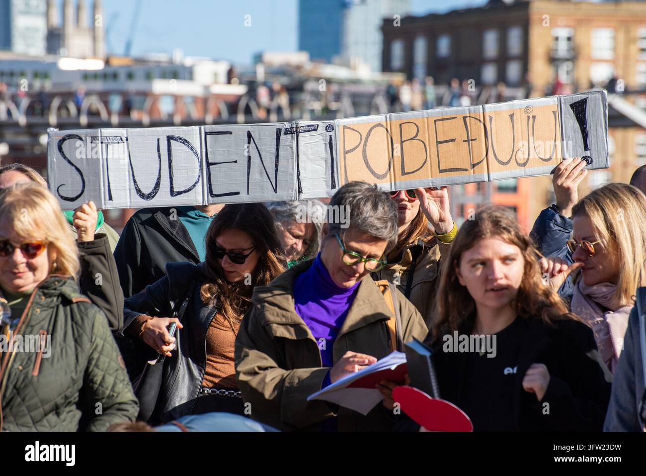 Londra, Grande Londra, Regno Unito. 17 ottobre 2026. I sostenitori del partito di opposizione serbo si sono radunati fuori dalla Tate Modern a Londra, Regno Unito. I manifestanti hanno tenuto il loro ricordo mensile annuale per quelle 16 persone che sono state uccise il 1° novembre 2024 dalla tettoia in cemento della stazione ferroviaria principale di Novi Sad, in Serbia. I partiti di opposizione ritengono responsabile il partito al potere, il Partito Progressista Serbo, dell'incidente mortale. Un altro motivo era l'imminente elezione che si svolgerà il 25 ottobre 2026 in Serbia. (Credito immagine: © Krisztian Elek/ZUMA Press Wire) USO EDITORIALE SOLO Foto Stock
