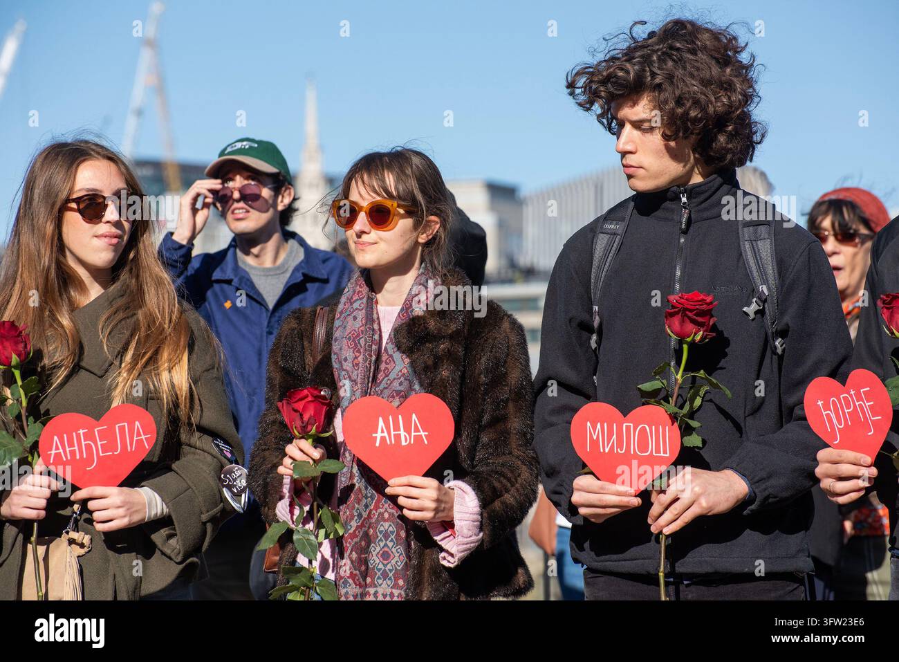Londra, Grande Londra, Regno Unito. 17 ottobre 2026. I sostenitori del partito di opposizione serbo si sono radunati fuori dalla Tate Modern a Londra, Regno Unito. I manifestanti hanno tenuto il loro ricordo mensile annuale per quelle 16 persone che sono state uccise il 1° novembre 2024 dalla tettoia in cemento della stazione ferroviaria principale di Novi Sad, in Serbia. I partiti di opposizione ritengono responsabile il partito al potere, il Partito Progressista Serbo, dell'incidente mortale. Un altro motivo era l'imminente elezione che si svolgerà il 25 ottobre 2026 in Serbia. (Credito immagine: © Krisztian Elek/ZUMA Press Wire) USO EDITORIALE SOLO Foto Stock