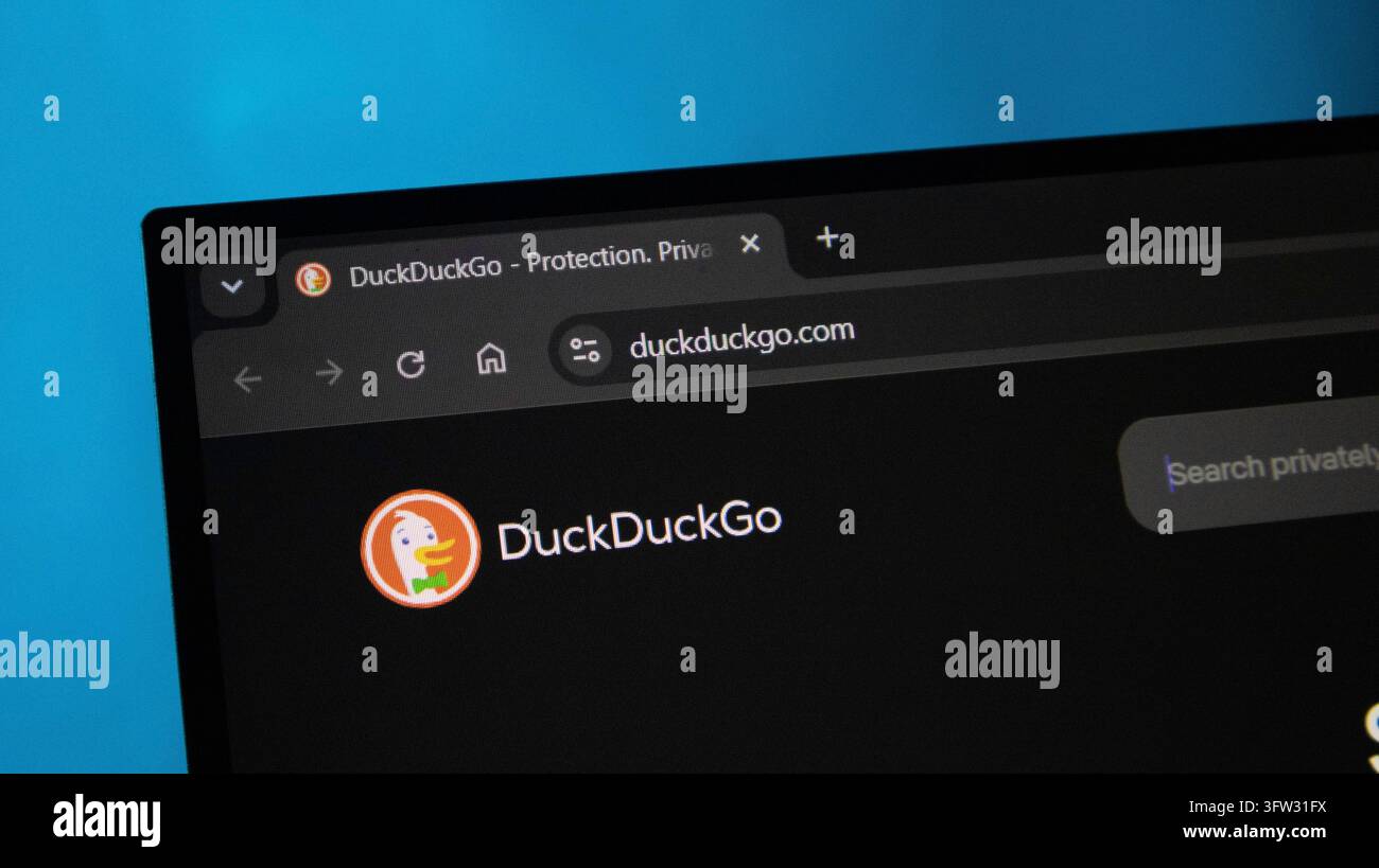 Uno schermo del computer mostra il sito web DuckDuckGo.com in un tema scuro del browser, evidenziando il suo motore di ricerca incentrato sulla privacy e gli elementi dell'interfaccia Foto Stock