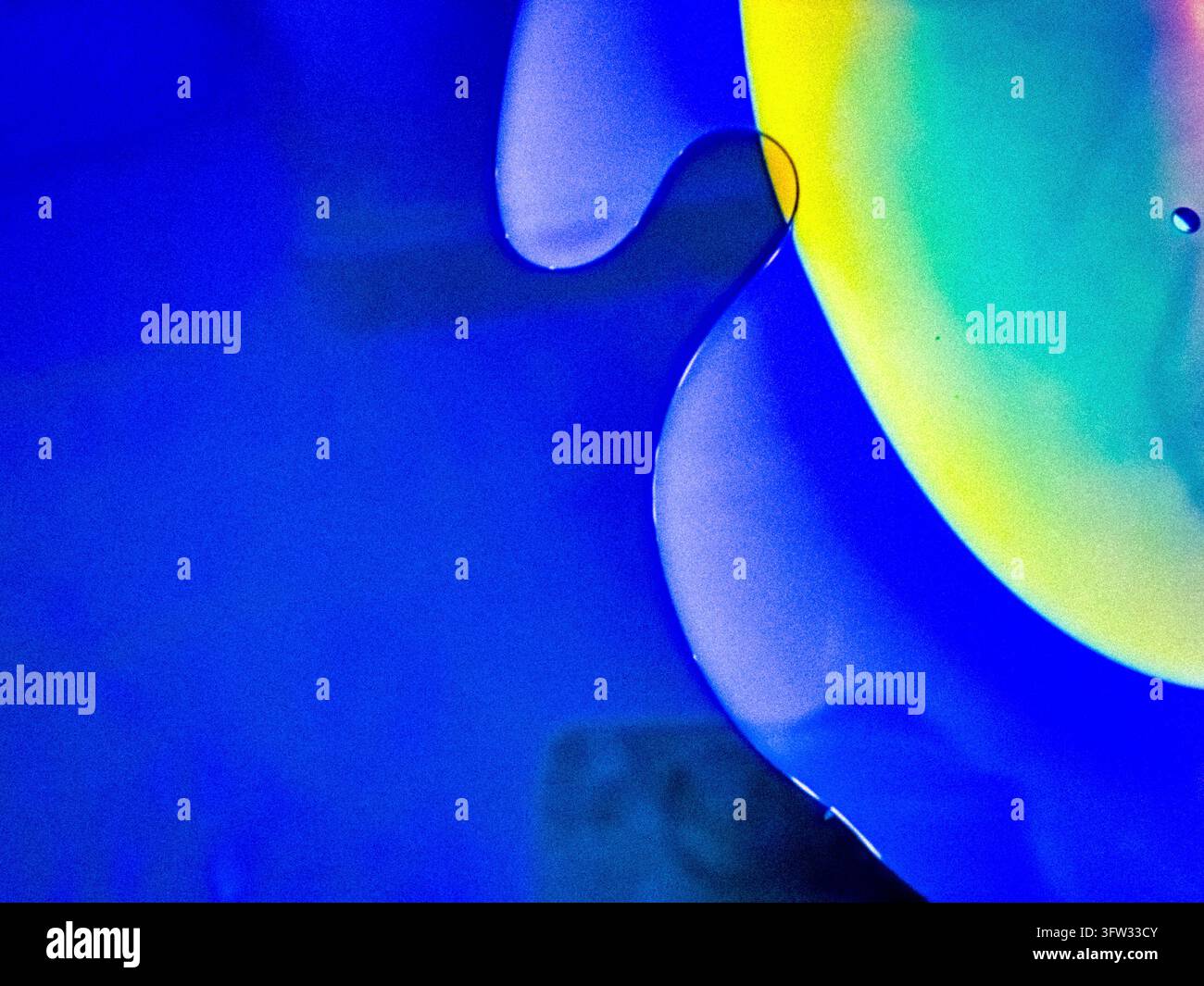 Sfondo liquido blu profondo con forme curve morbide. Effetti di fuoriuscita di luce gialla e ciano luminosi. Estetica liscia per presentazione digitale Foto Stock