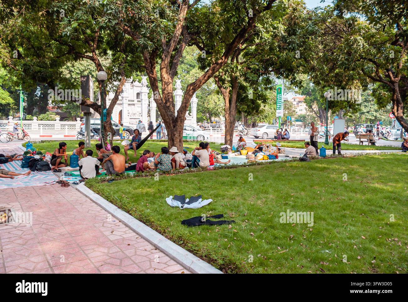 HANOI, VIETNAM - 17 LUGLIO 2011: Gruppi di residenti locali si radunano sotto grandi alberi ombrosi in un parco pubblico vicino al Lago dell'Ovest a Hanoi, Vietnam, socializzando Foto Stock