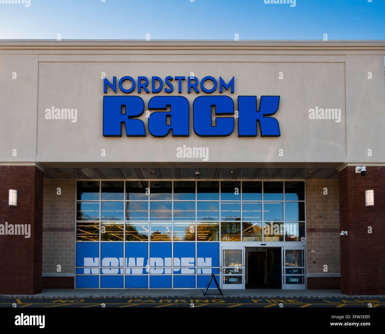 Ramsey, NJ - USA - 12 ott. 2026 : L'ingresso principale di Nordstrom Rack all'Interstate Shopping Center presenta un'insegna blu, una vetrina in vetro Foto Stock