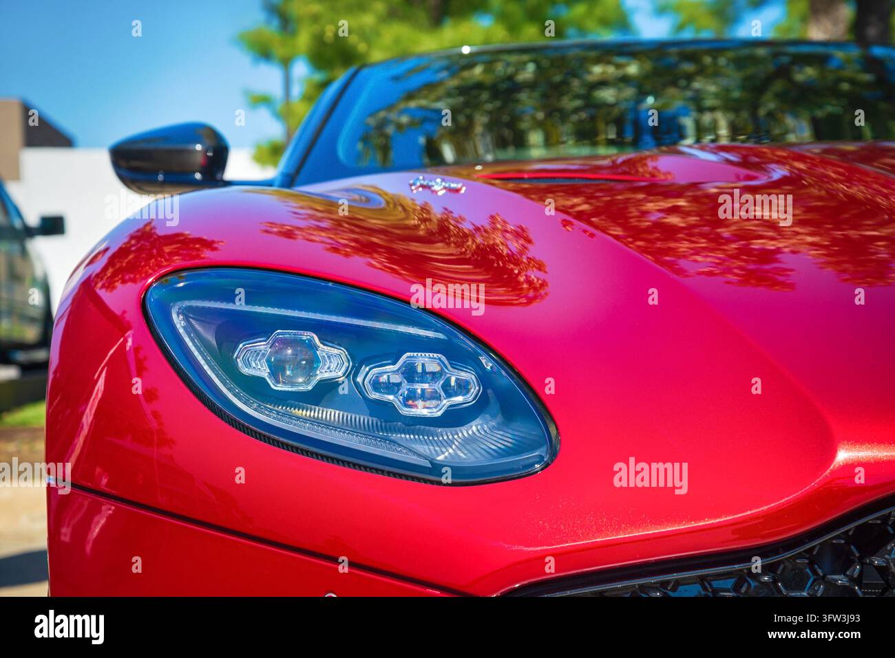 WESTLAKE, TEXAS - 19 OTTOBRE 2019: Primo piano dei fari e del cofano di un'automobile sportiva Aston Martin DBS Superleggera rossa. Foto Stock
