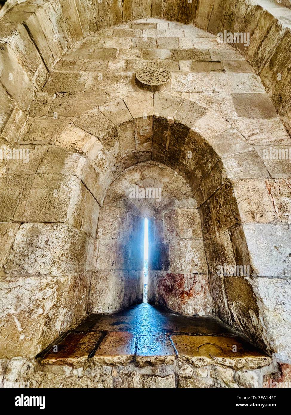 L'interno della porta di Giaffa nella vecchia città di Gerusalemme. - Immagine stock catturata con smartphone
