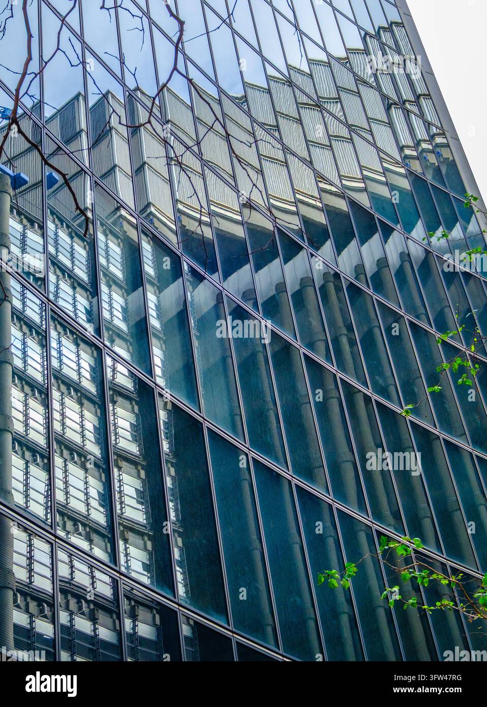 I riflessi si distorcono sulla facciata in vetro del Willis Building su Lime Street, Londra. Foto Stock