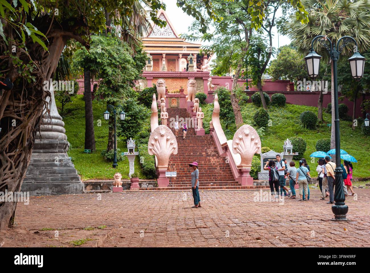 PHNOM PENH, CAMBODIA - 30 LUGLIO 2011: I visitatori si radunano sulla scalinata che conduce al Wat Phnom a Phnom Penh, in Cambogia, la collina più famosa della città Foto Stock