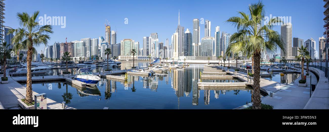 Vista panoramica su banner dei grattacieli del centro di Dubai con lo skyline del Burj Khalifa a Marasi Bay durante i viaggi di vacanza Foto Stock