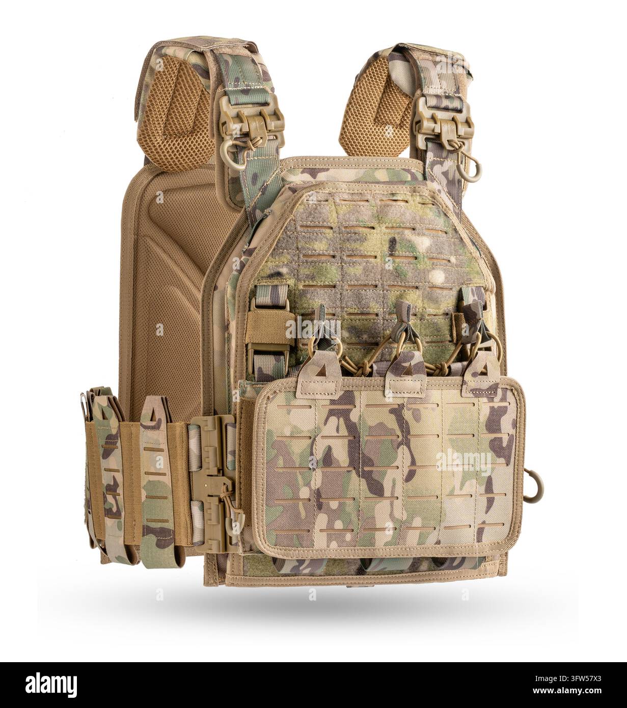 Giubbotto protettivo stile militare con imbracatura MOLLE e tasche, isolato su sfondo bianco. Foto Stock