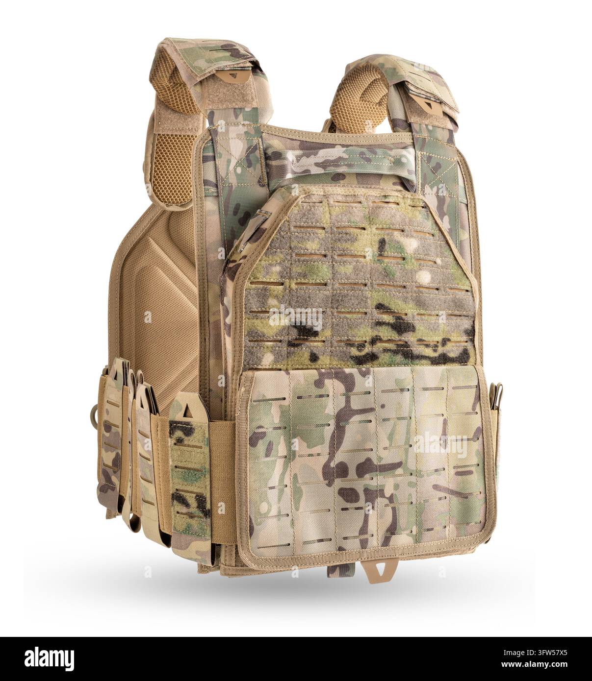 Gilet portapiastrine tattico in mimetica multicam, isolato su sfondo bianco Foto Stock