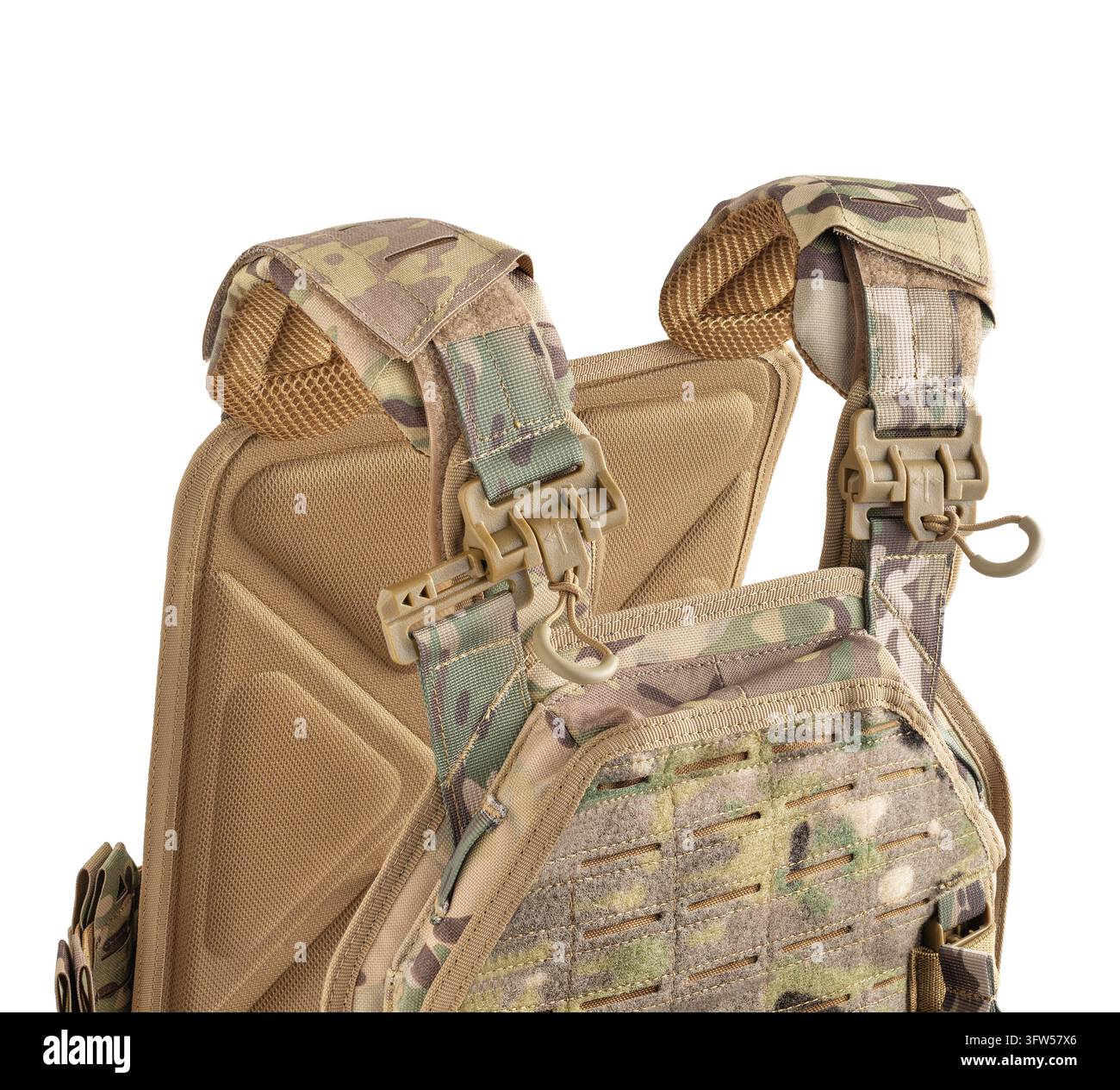 Vista laterale di una giacca antiproiettile multicam con cinghie e tasche regolabili su sfondo bianco. Foto Stock