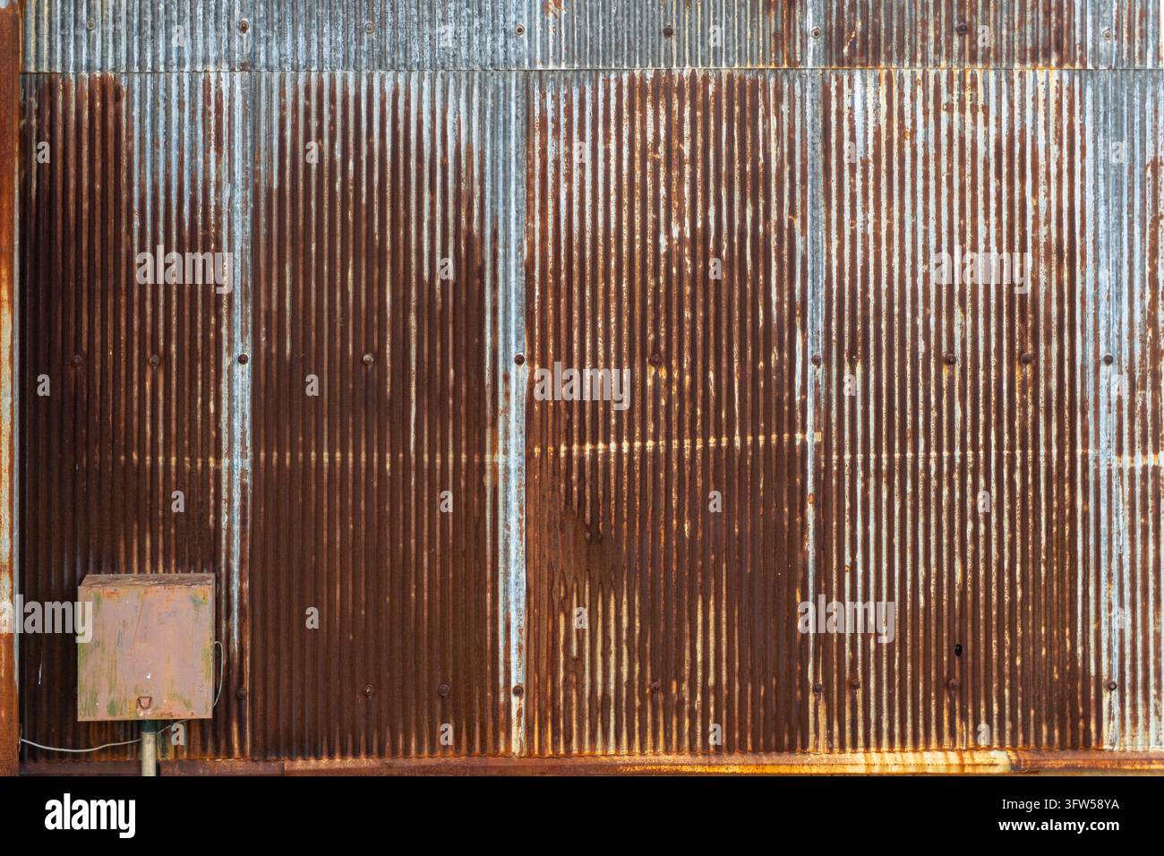 Texture di parete metallica in lamiera ondulata arrugginita con motivo di ruggine Foto Stock