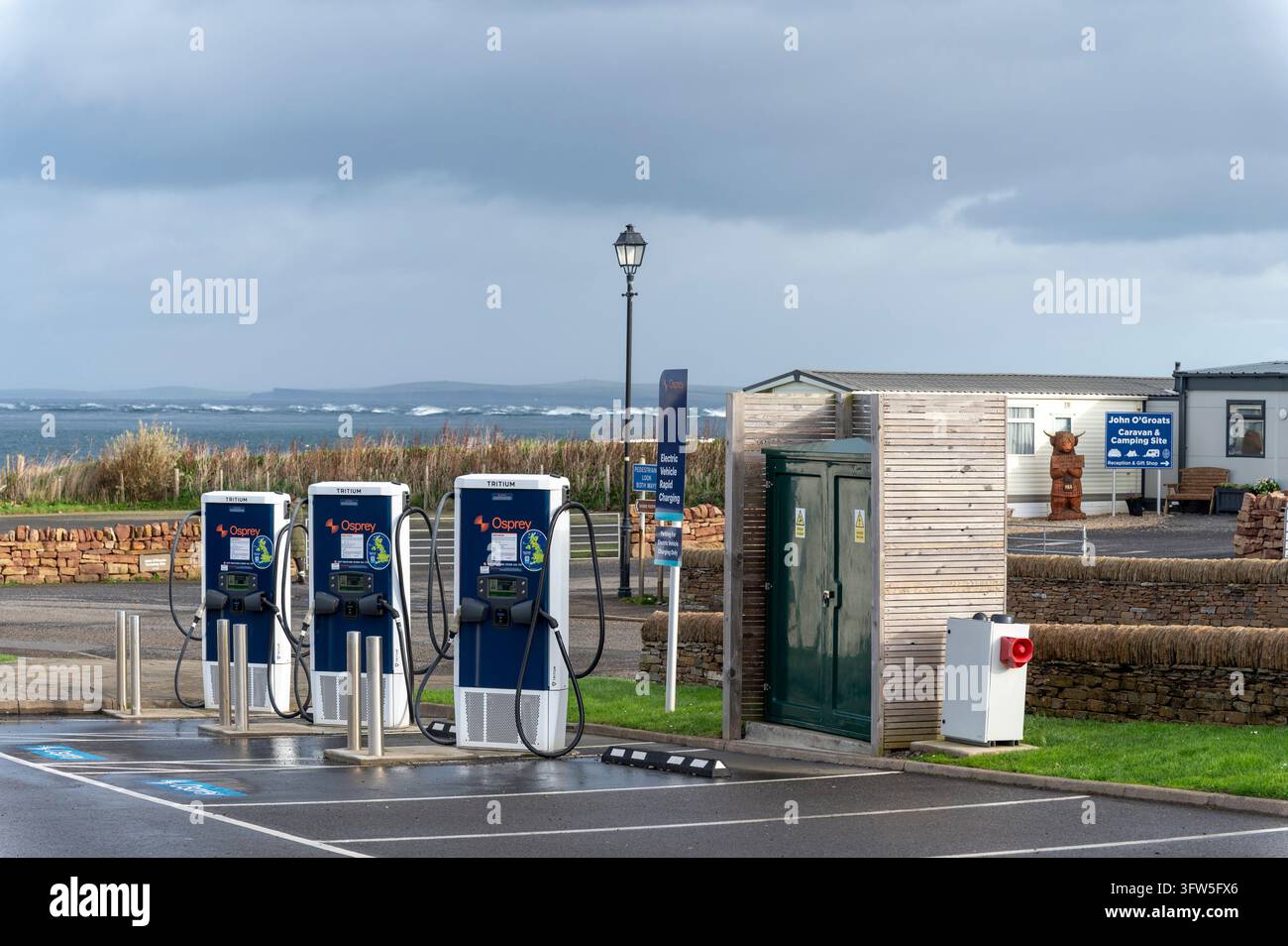 Scozia UK North Coast 500 ottobre 2026: punti di ricarica di John OÕGroatÕs per veicoli elettrici. John o' Groats è un villaggio costiero nel lontano nord Foto Stock