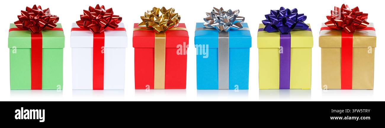 Regali di Natale colorati regali di compleanno in fila isolati su uno sfondo bianco scatola Foto Stock