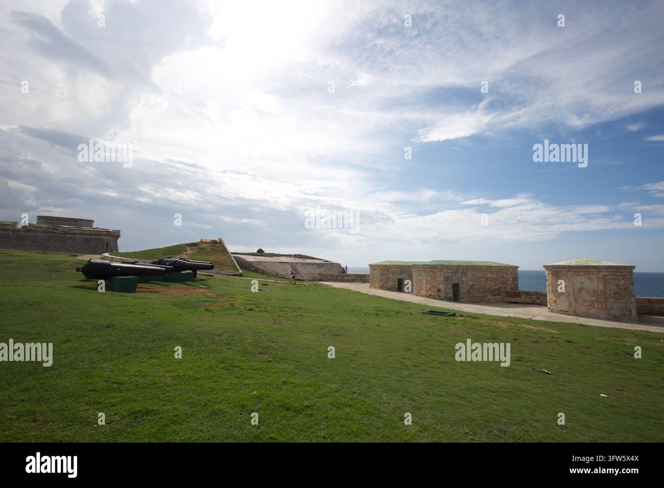 Terreni erbosi della fortezza sopra il mare, L'Avana Foto Stock