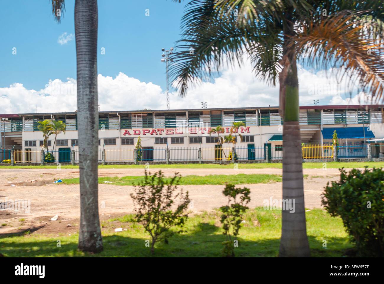 NADI, FIJI - 3 OTTOBRE 2011: Il complesso sportivo dello Stadio A.D. Patel si trova lungo una strada fiancheggiata da palme a Nadi, Figi, illustrando lo sport comunitario in Foto Stock