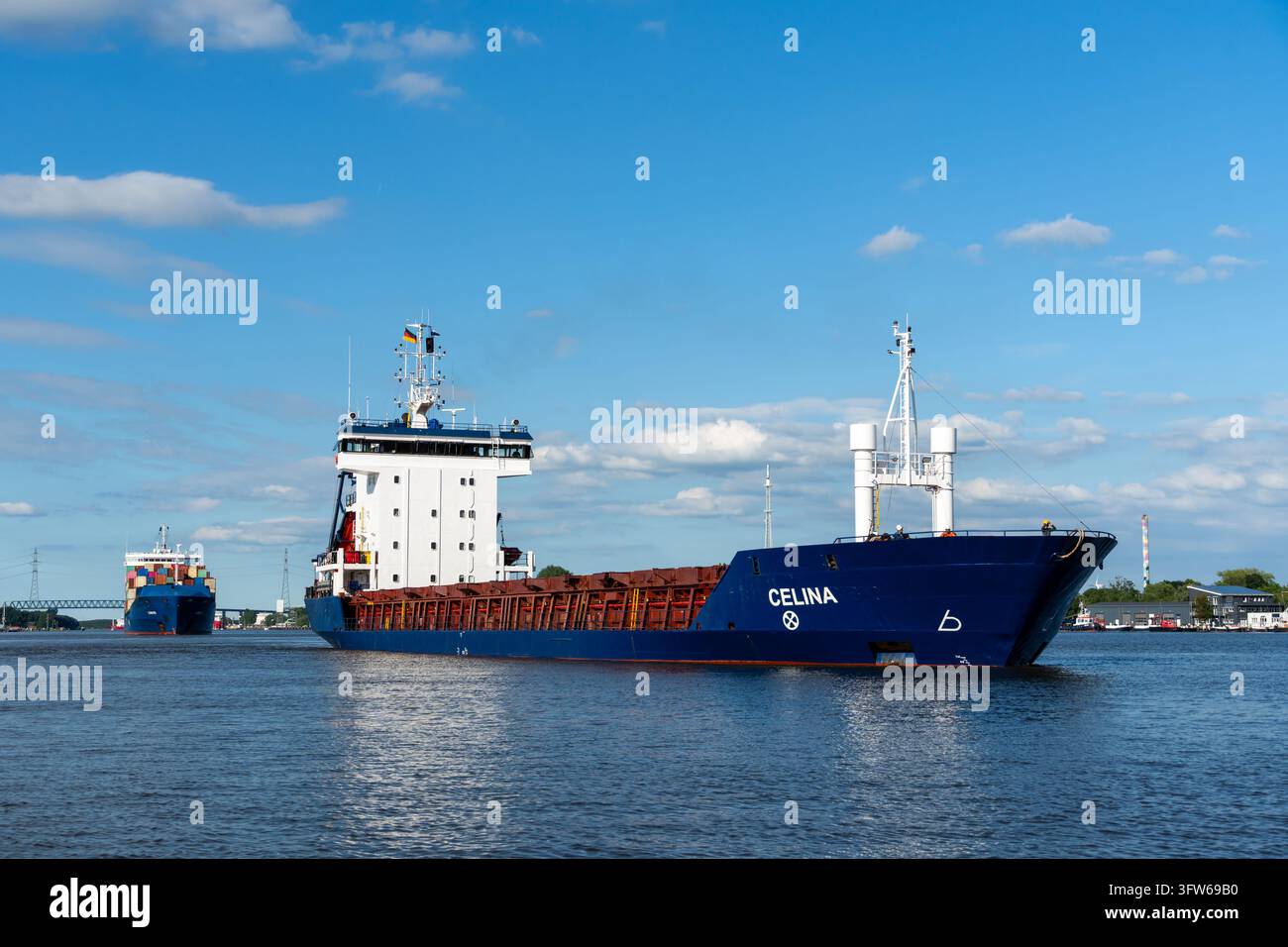 Nave da carico generale Celina che naviga lungo il Canale di Kiel a Brunsbüttel, Schleswig-Holstein, Germania Foto Stock