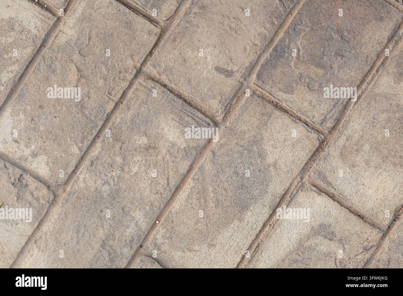 Prima vista di lastre di pietra rettangolari usurate con superfici ruvide e macchiate e giunti stretti. Utili come trama neutra per costruzioni all'aperto o p Foto Stock
